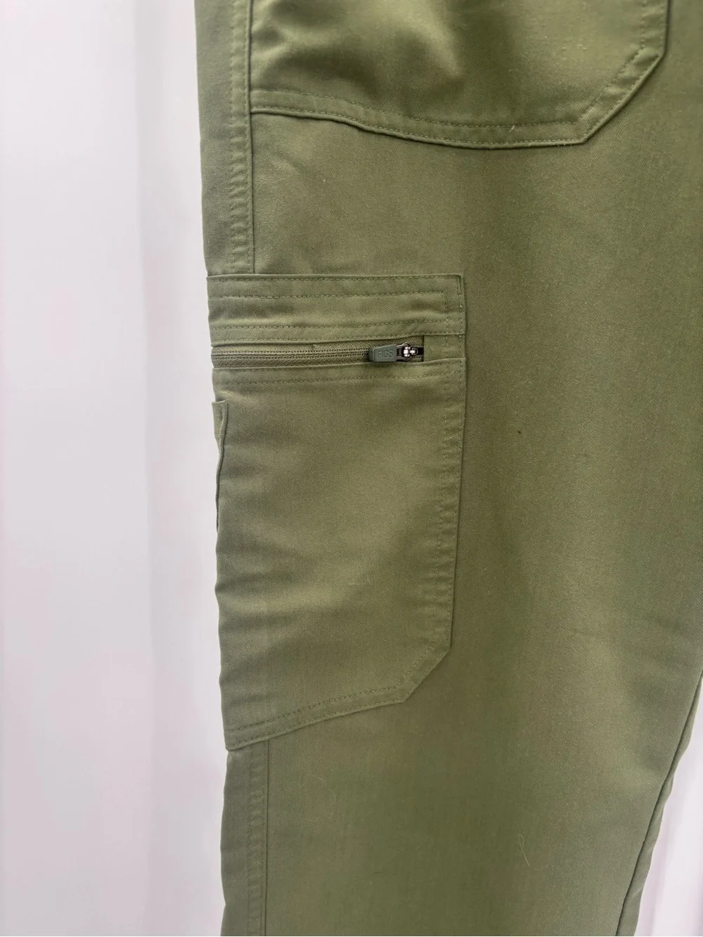 FIGS Technical Collection Cairo Cargo Scrub Pants in Martini Olive Size Large